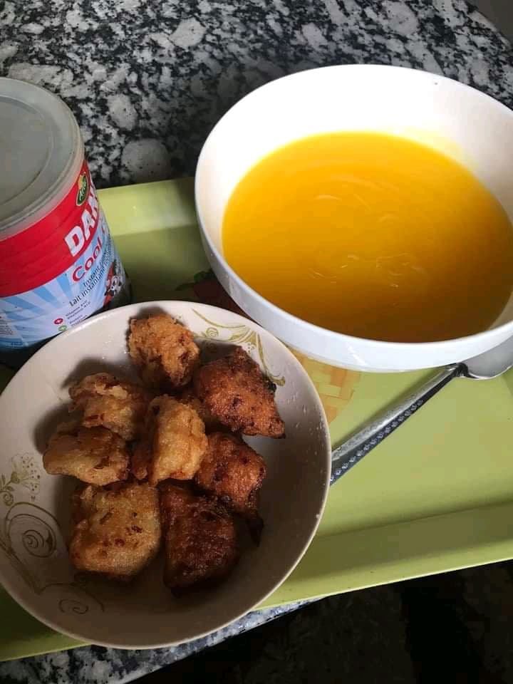 Ojojo — a nigerian snack dish from Nigeria — featuring deep-fried, grated yam batter, savory fritter