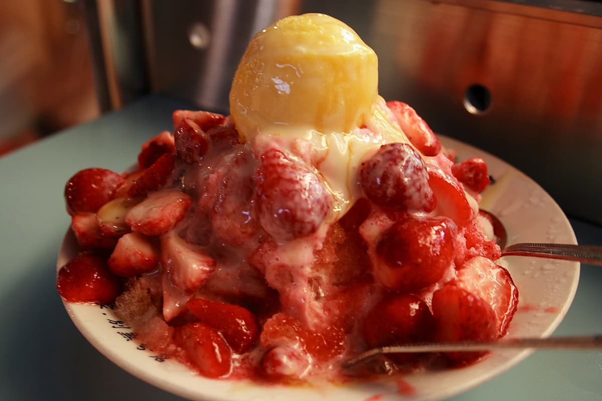 Tshuah-ping — a taiwan under japanese rule cuisine dessert dish from Taiwan under Japanese rule — featuring shaved ice, seasonal toppings, milk-based variation