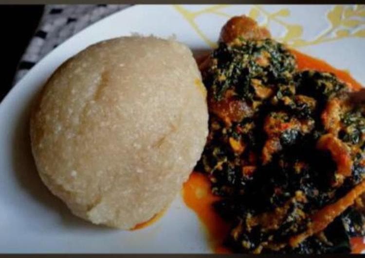 Garri — a nigerian main course dish from Nigeria — featuring cassava-derived, heat-processed, variable texture
