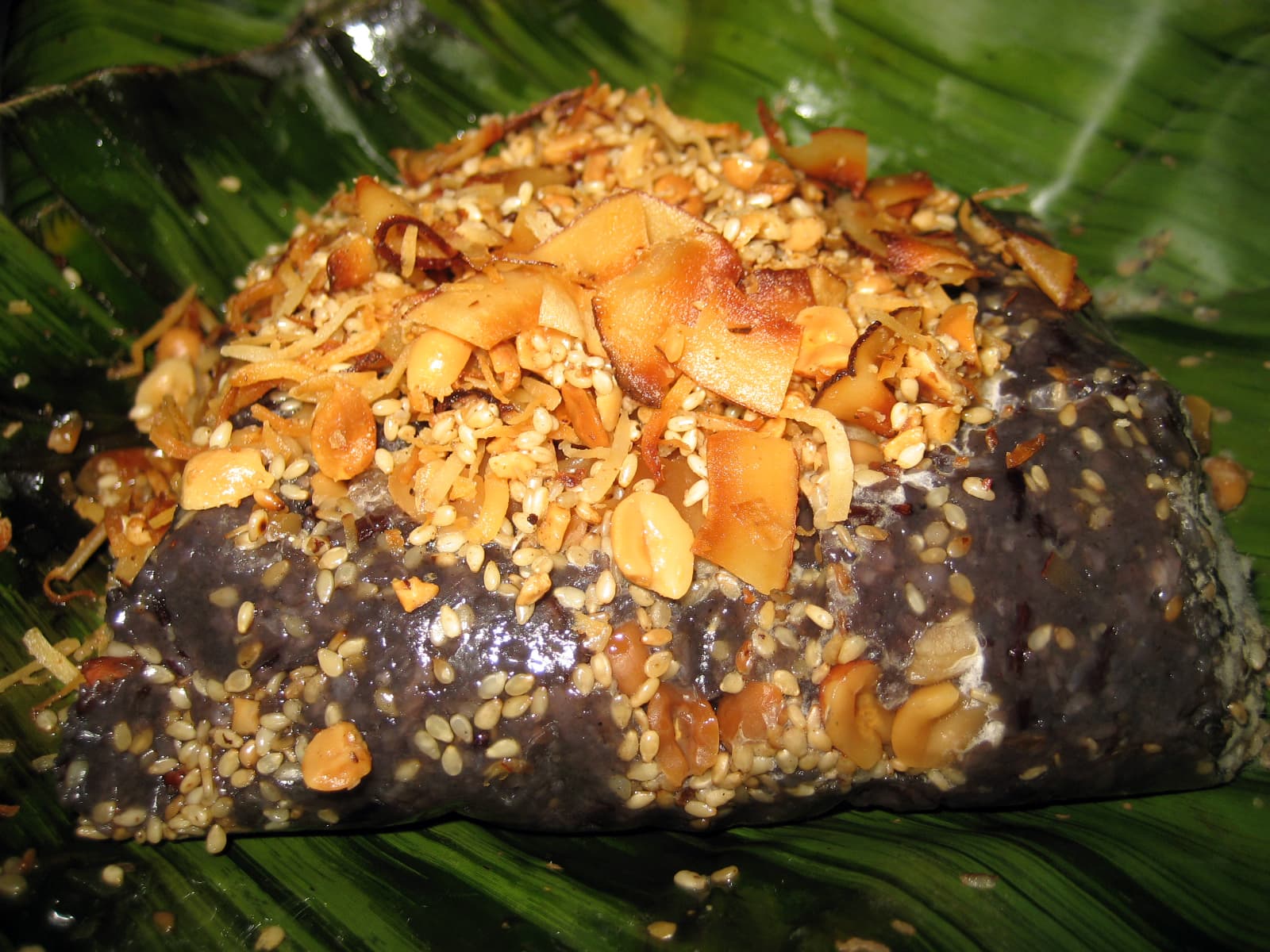 Htamanè — a burmese snack dish from Myanmar — featuring glutinous rice, savory, seasonal