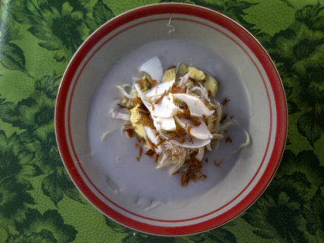 Mie koclok — a indonesian main course dish from Indonesia — featuring shaken-noodle method, coconut-chicken broth, white porridge-thick