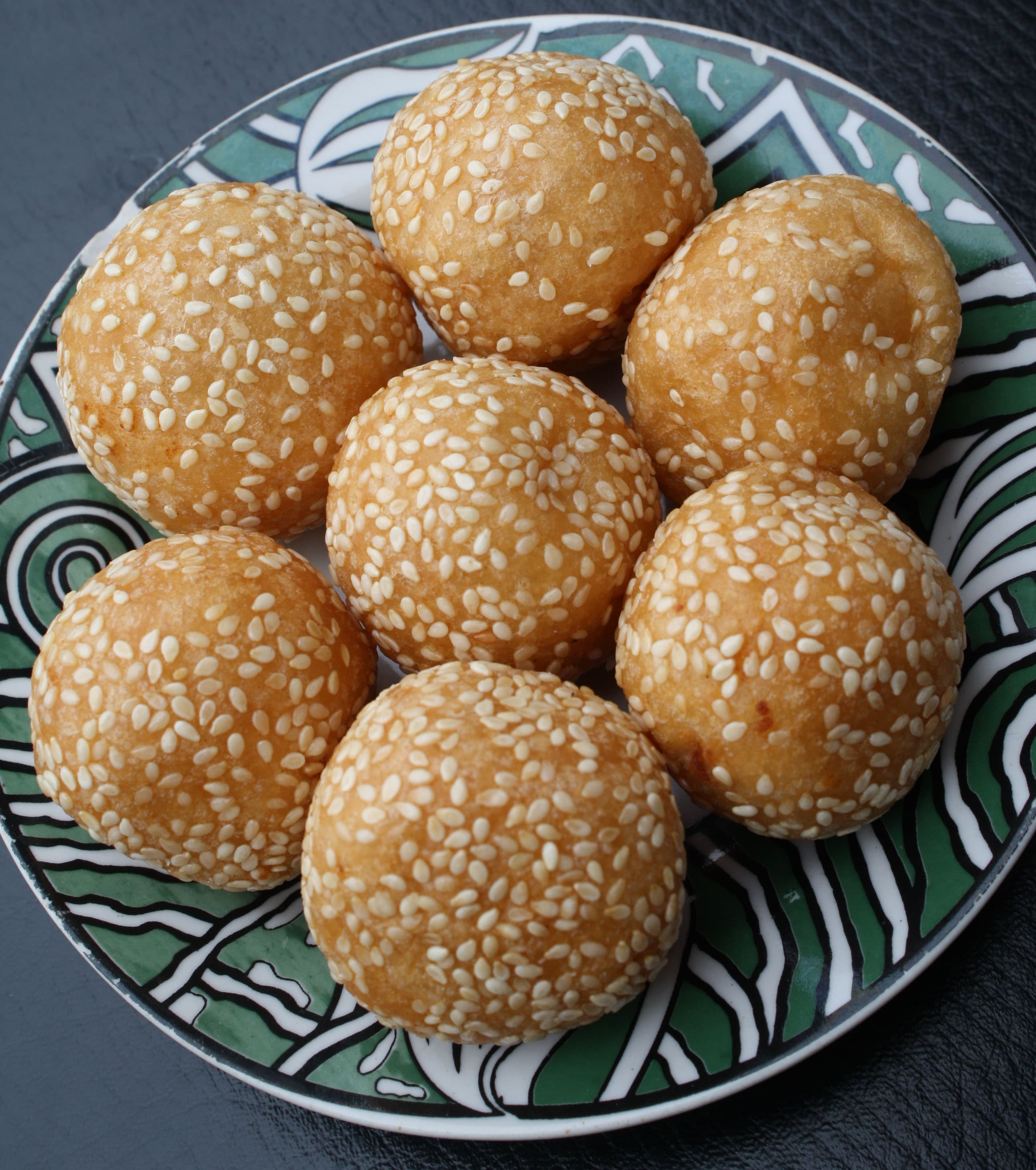 Jian dui — a indonesian main course dish from Indonesia — featuring fried pastry, glutinous rice flour, sesame-coated