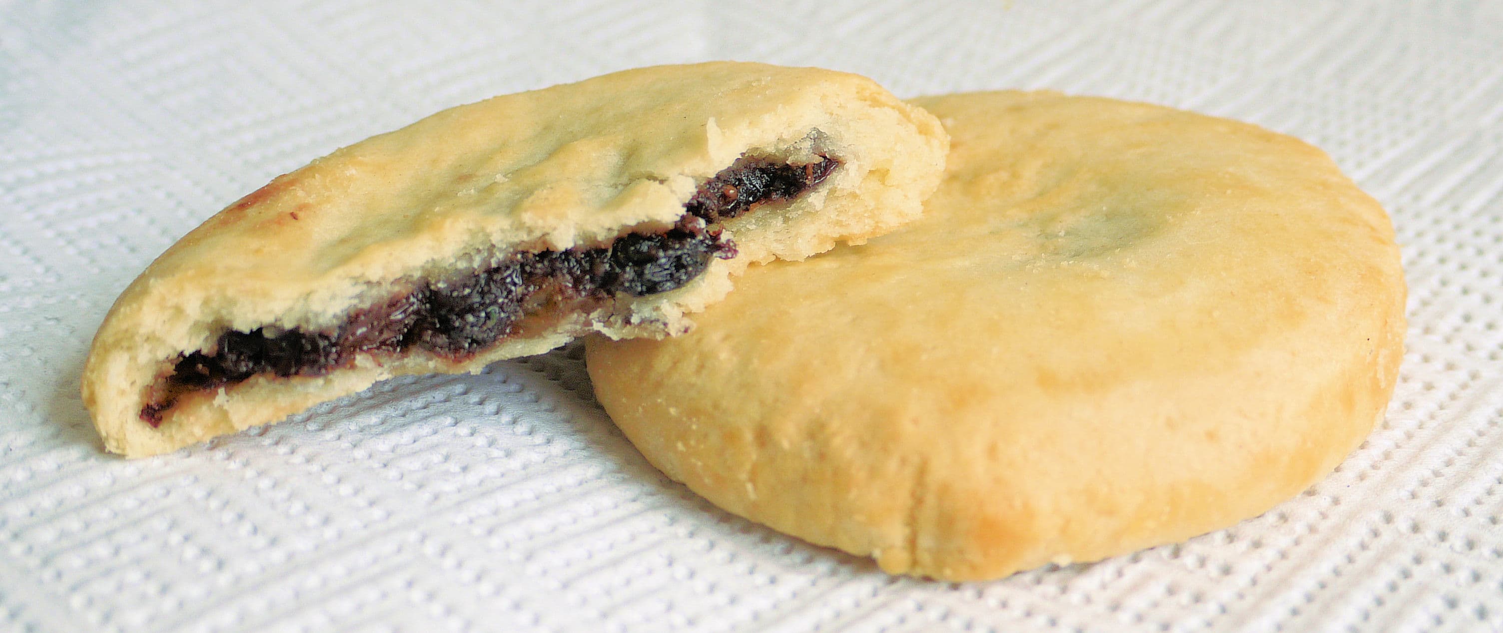 Banbury cake — a british main course dish from United Kingdom — featuring oval puff pastry, spiced fruit filling, centuries-old recipe