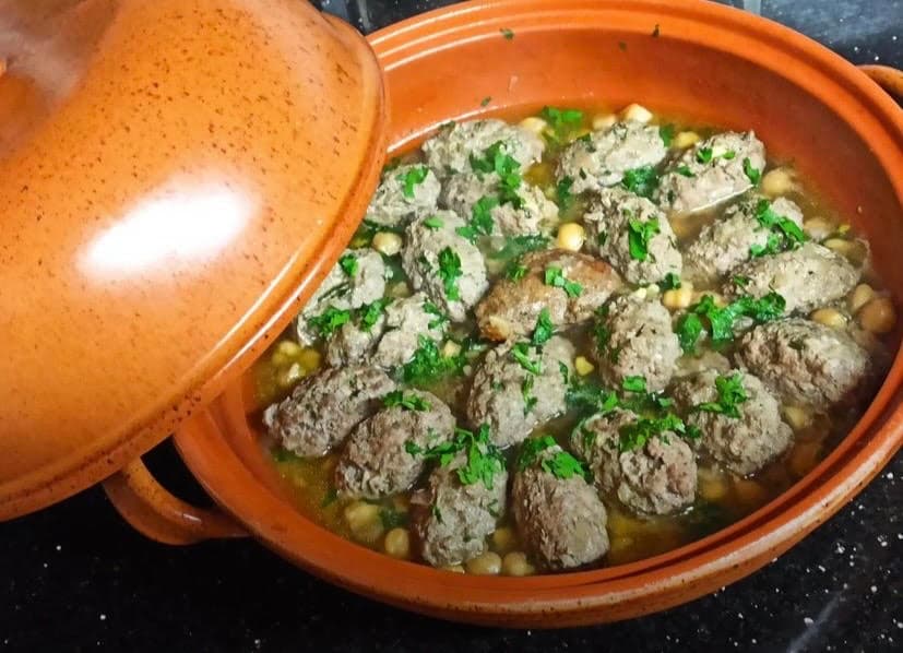 Tajine mtewem — a algerian main course dish from Algeria — featuring garlicky, slow-cooked tajine, North African braise